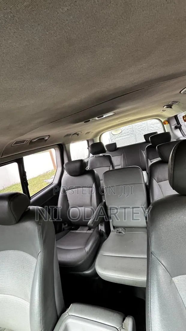 Hyundai Starex 2011 Yellow · Photo 1