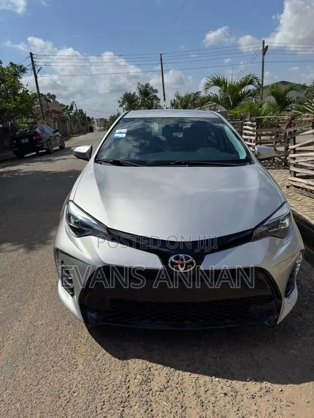 Toyota Corolla 2017 Silver · Photo 1