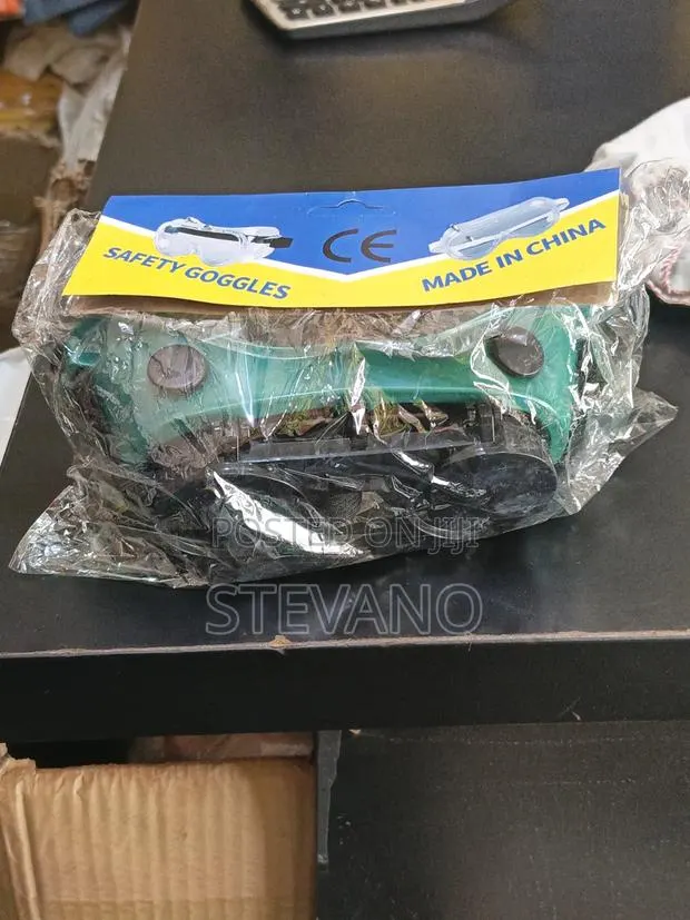 Safety Goggles · Photo 1