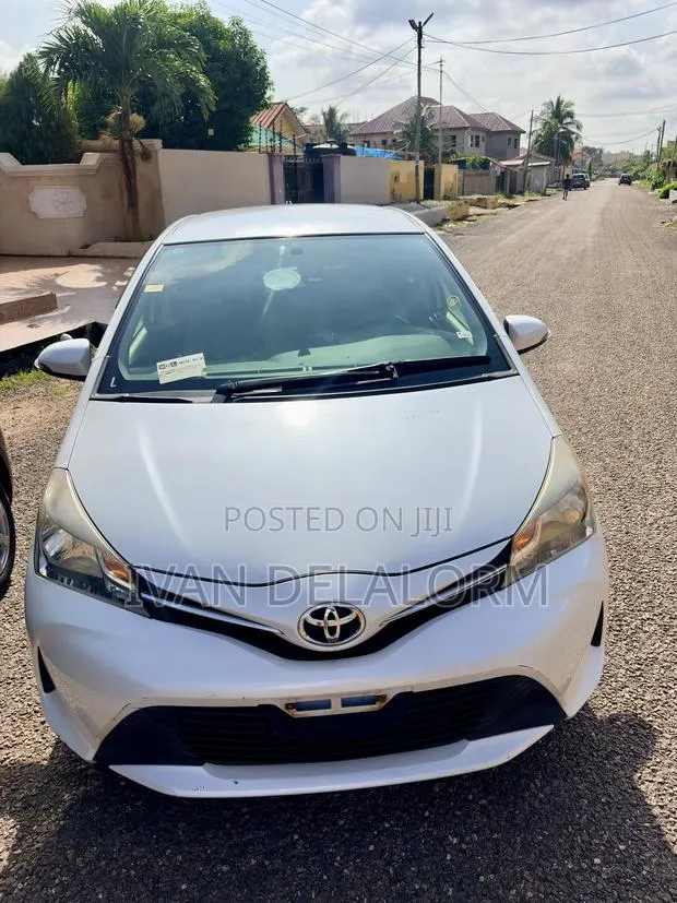 Toyota Vitz 1.3 FWD 5dr 2015 White · Photo 1