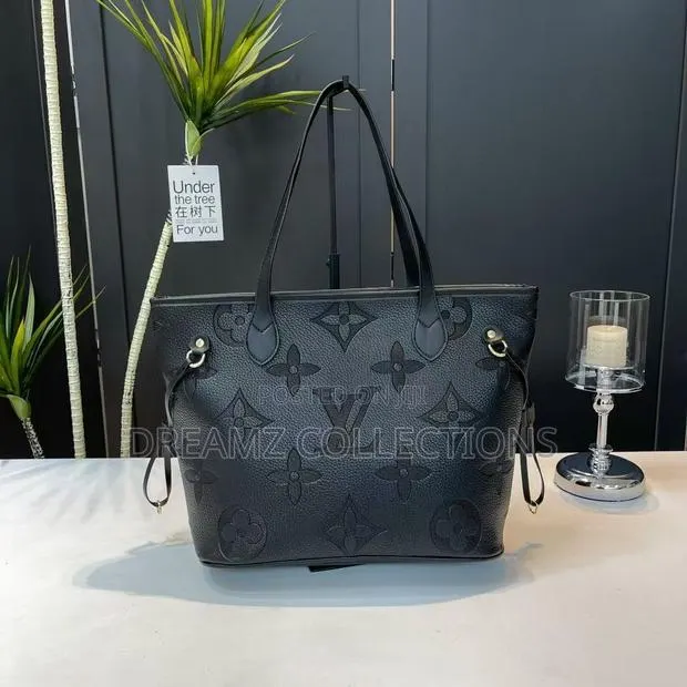 Louis Vuitton Monogram Tote · Photo 1