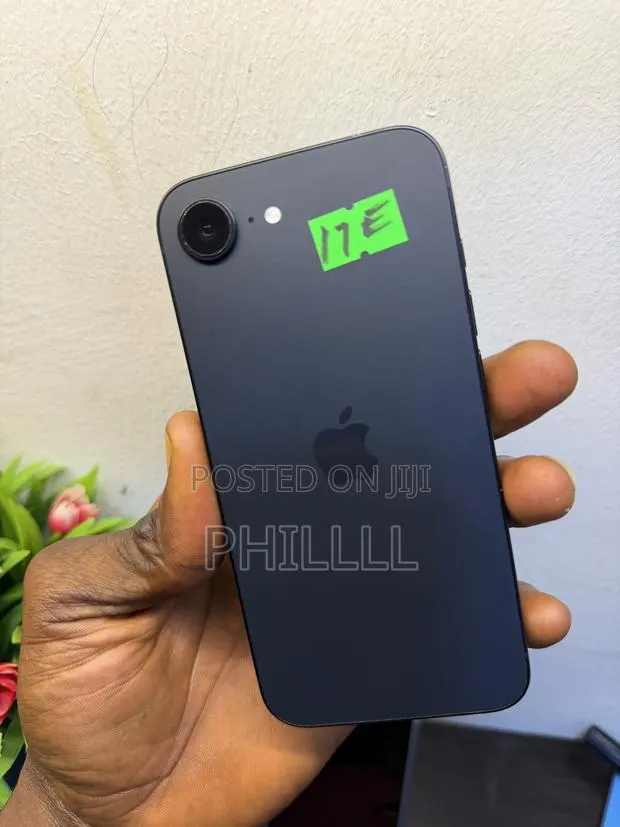 Apple iPhone 17e 256 GB Black · Photo 1