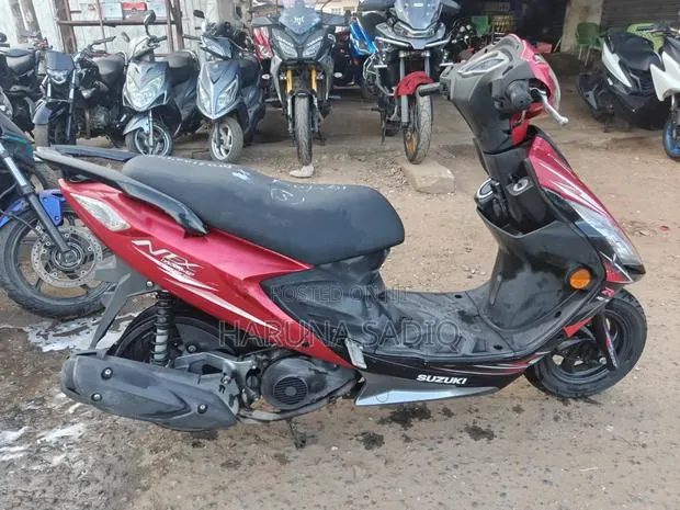 Suzuki EN125-2A 2011 Red · Photo 1