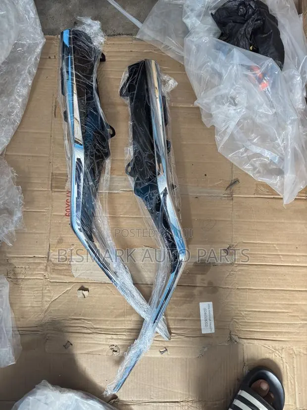 Honda CRV 2020 2021 2022 Headlight Chrome · Photo 1