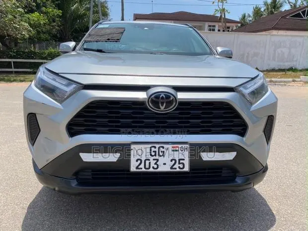 Toyota RAV4 2022 Silver · Photo 1