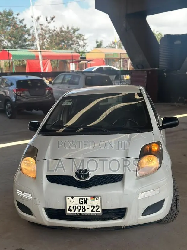 Toyota Yaris 2010 White · Photo 1