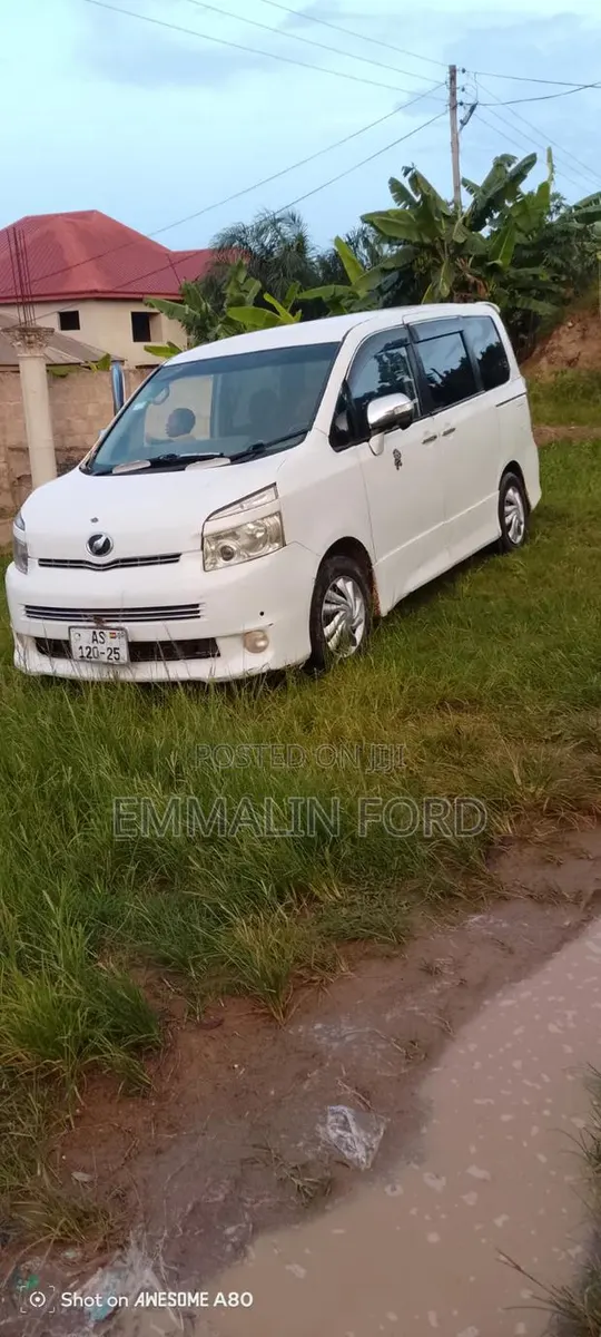 Toyota Voxy X 2WD 8-Seater 2015 White · Photo 1