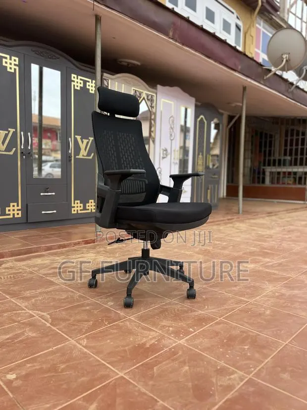 High-Back and Headrest Office Chair · Photo 1