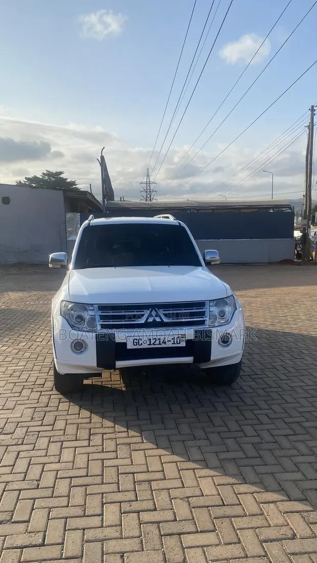 Mitsubishi Pajero 2010 White · Photo 1