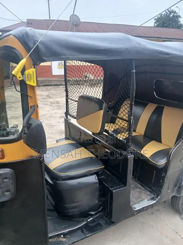 Bajaj RE 2022 Black · Photo 1