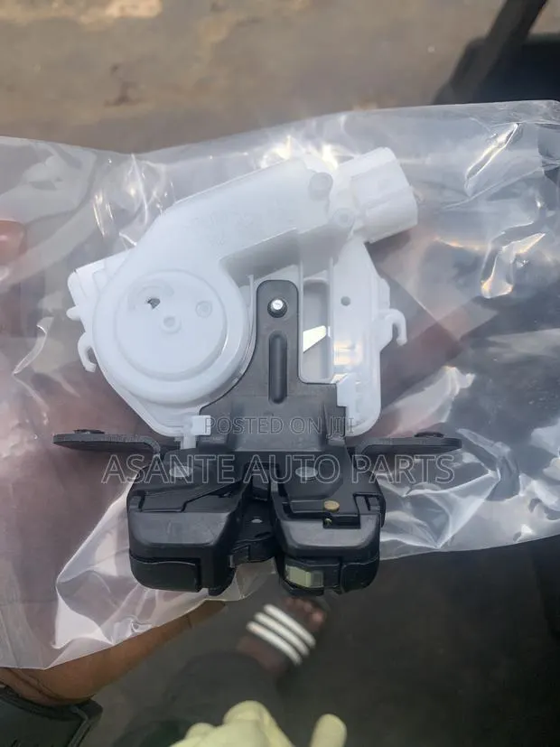 Toyota Vitz Boot Lock 2011-2016 · Photo 1