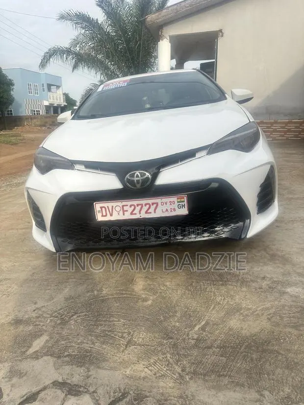 Toyota Corolla LE 4dr Sedan (1.8L 4cyl CVT) 2017 White · Photo 1