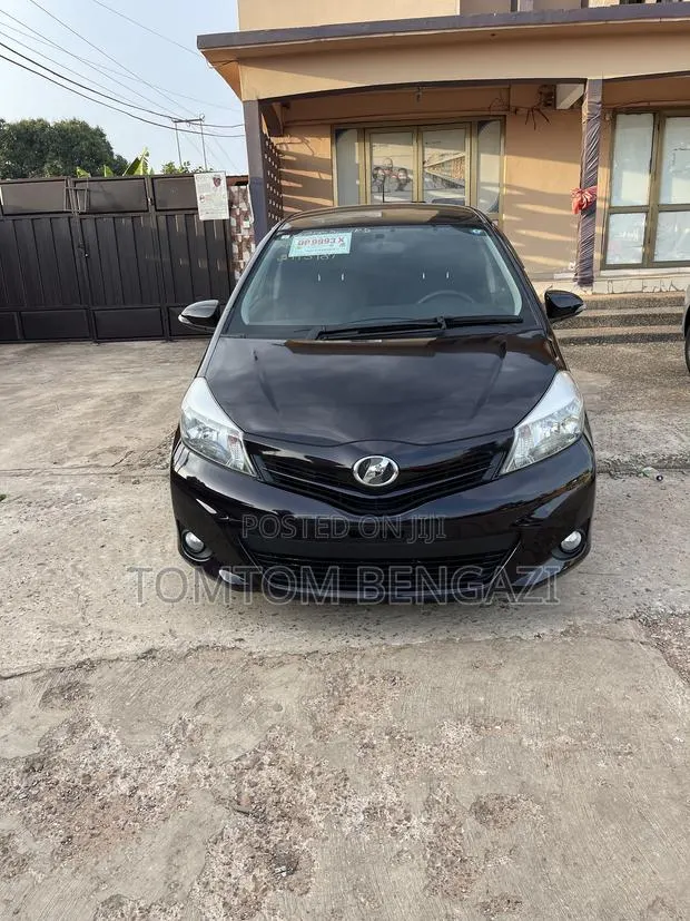 Toyota Vitz 1.3 FWD 5dr 2013 Burgundy · Photo 1
