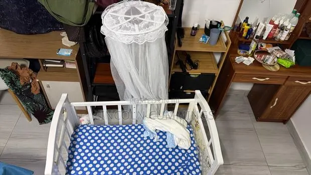 Baby Crib With Mattress, Net and Drawers · Photo 2
