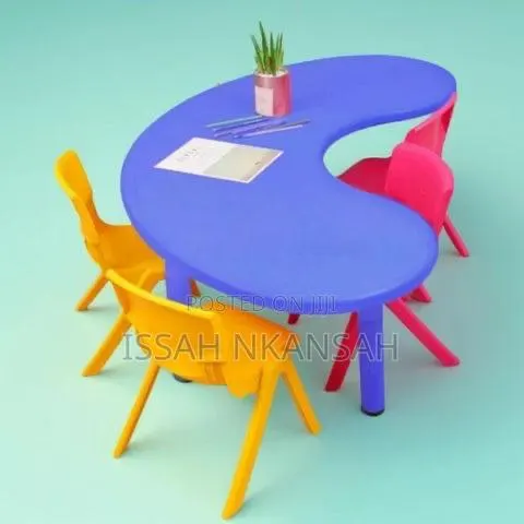 Moon Design Plastic Table and Chairs · Photo 2