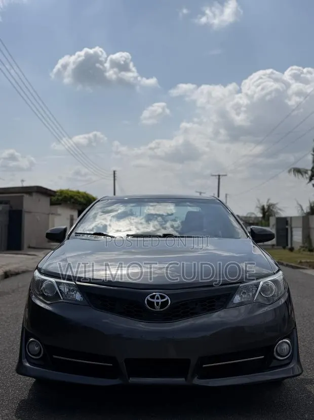 Toyota Camry SE 4dr Sedan (2.5L 4cyl 6A) 2014 Gray · Photo 1