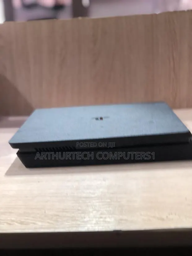 Playstation 4 Slim · Photo 1