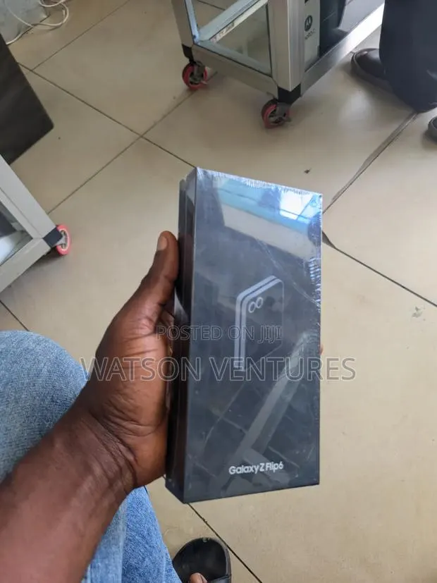 New Samsung Galaxy Z Flip6 256 GB Purple · Photo 1