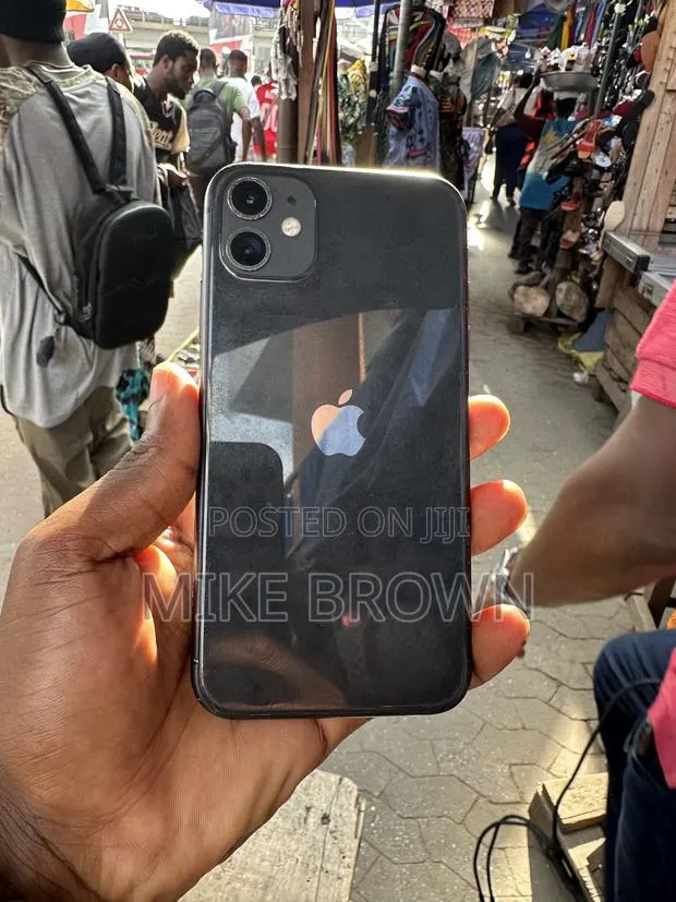 Apple iPhone 11 64 GB Black · Photo 1