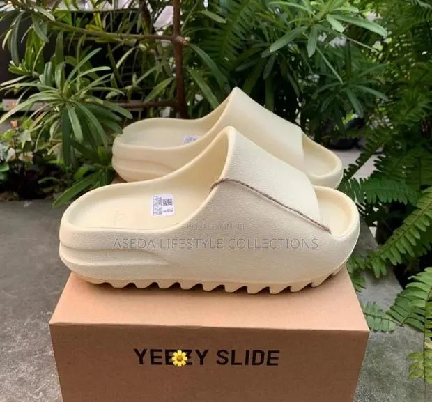 Solid Yeezy Slide · Photo 1