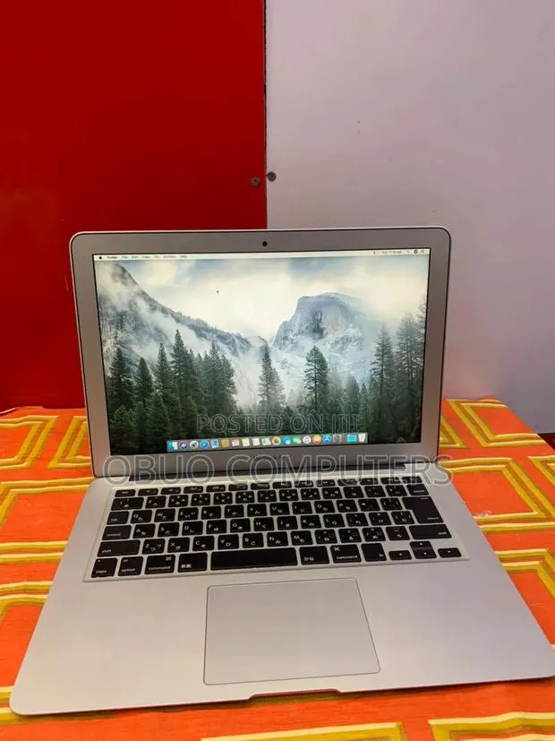 Laptop Apple MacBook Air 4GB Intel Core i5 SSD 128GB · Photo 1