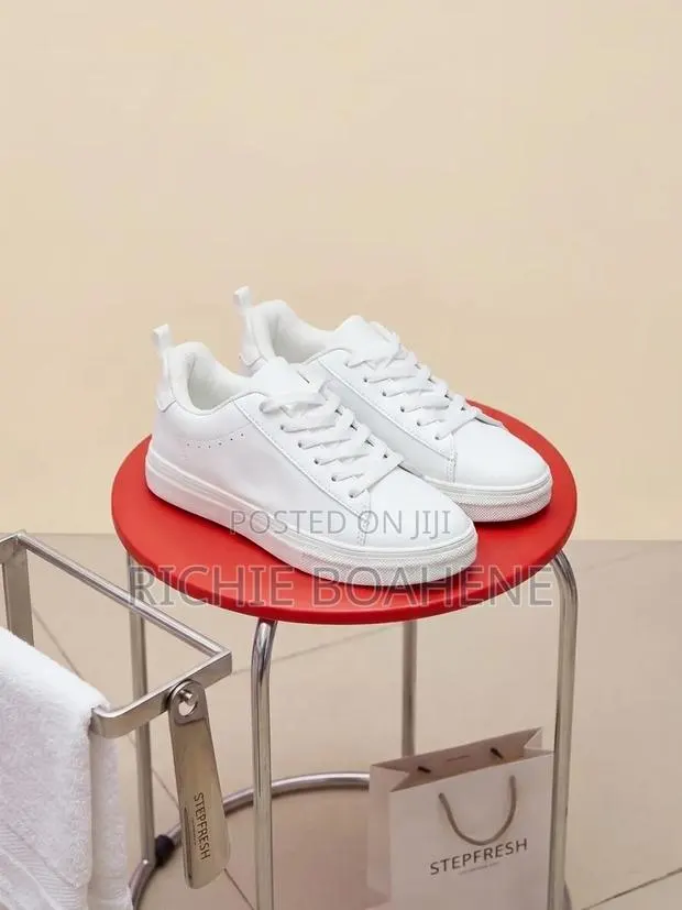 White Sneakers Size 32 · Photo 1
