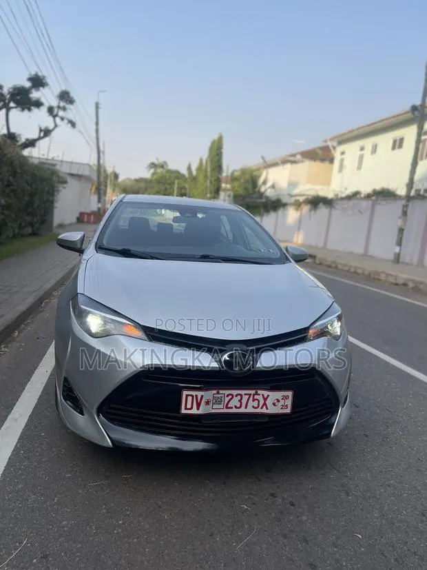 Toyota Corolla SE (1.8L 4cyl 2A) 2018 Silver · Photo 1