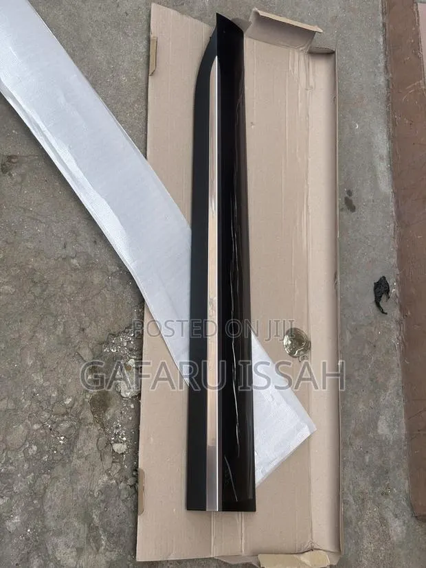 Kia Sorento 2023 Front Door Moulding · Photo 1