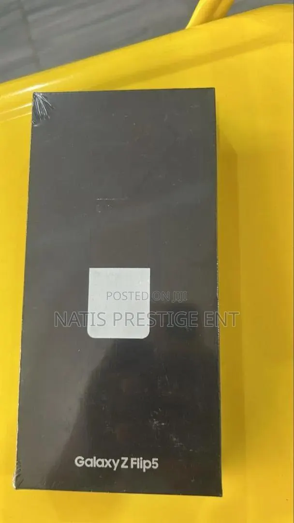 New Samsung Galaxy Z Flip5 256 GB Black · Photo 1