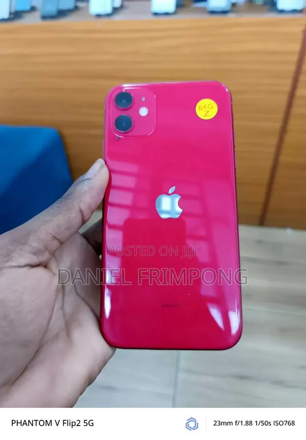 Apple iPhone 11 64 GB Red · Photo 1