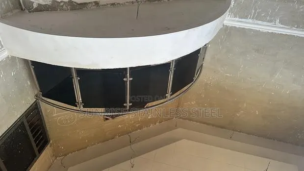 Stainless Dark Glass Balustrade Design · Photo 1