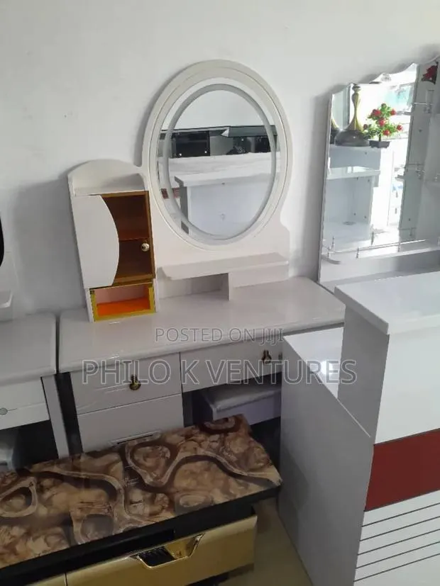 Vanity Mirror Dresser · Photo 1