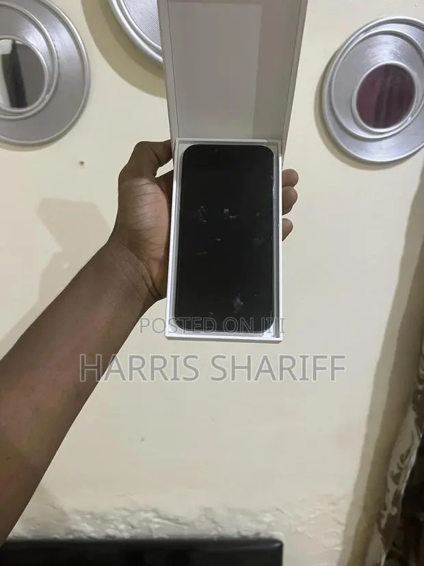 Apple iPhone 16e 128 GB Black · Photo 1