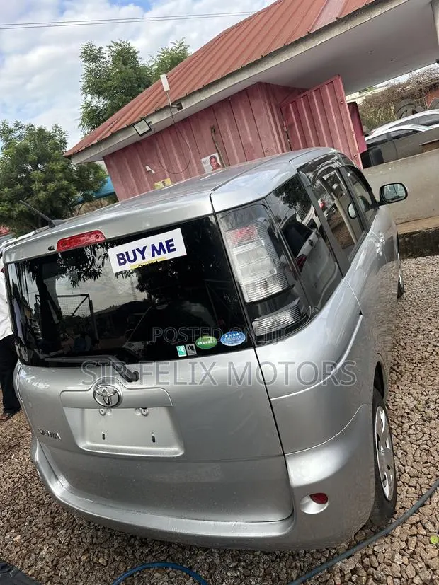 Toyota Sienta 2012 Silver · Photo 1