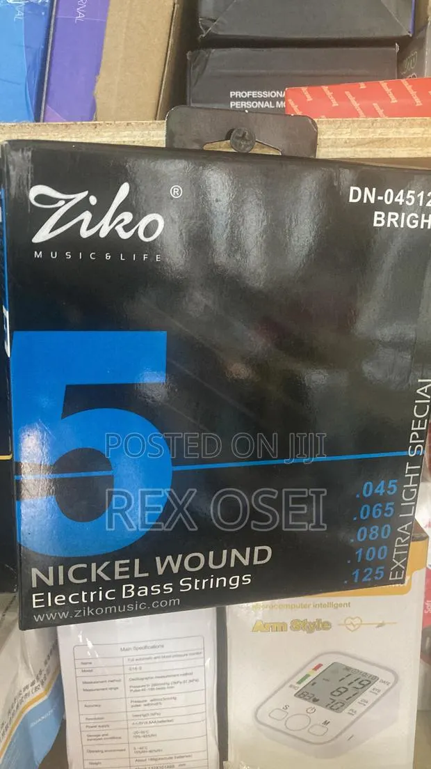 5 Bass Guitar Strings · Photo 1