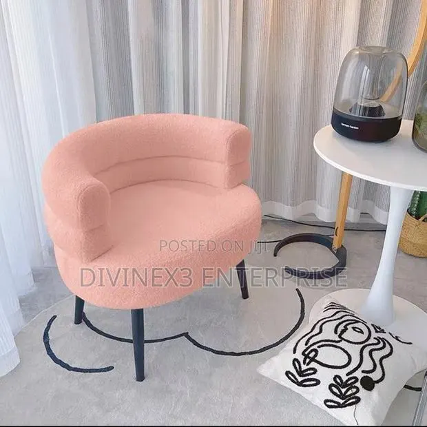 Modern Cozy Accent Chair · Photo 1