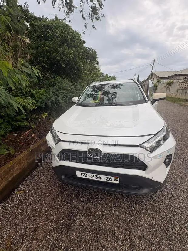 Toyota RAV4 XLE Premium AWD 2024 White · Photo 1