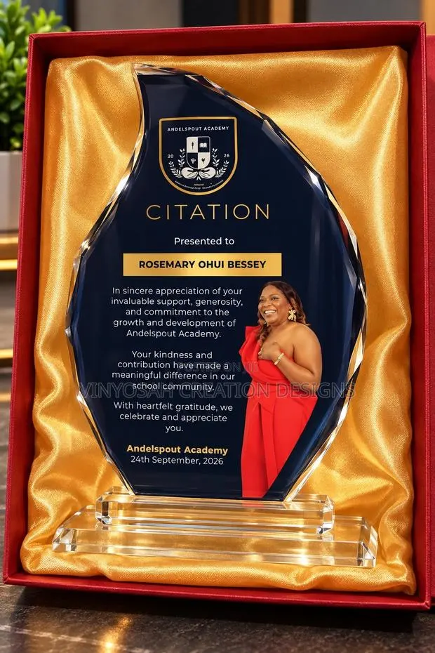 Crystal Plaque With Branding · Photo 1