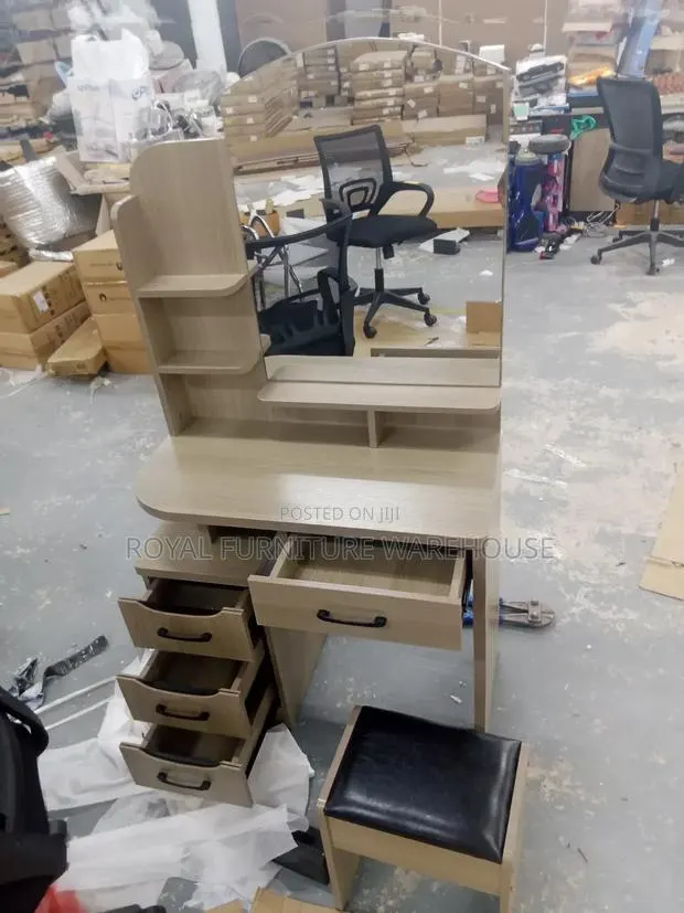 Nice Finishing Dressing Table With Storage · Photo 1