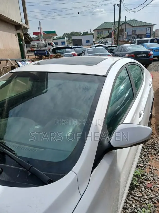 Hyundai Elantra 2015 White · Photo 1