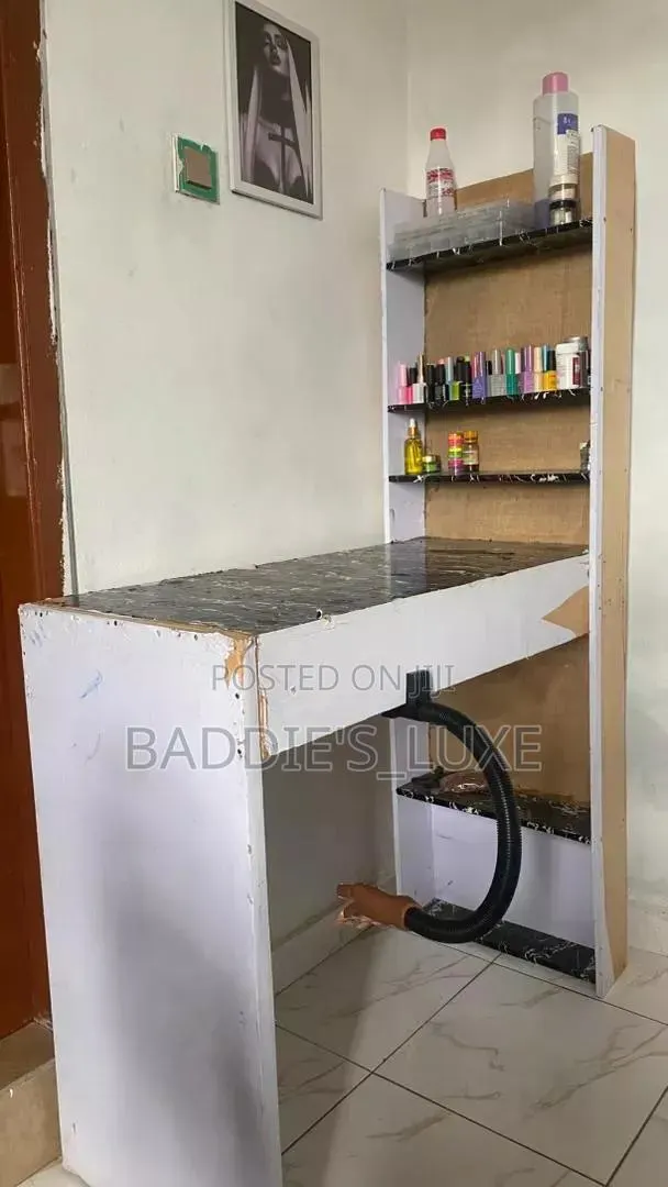 Nail Table · Photo 1