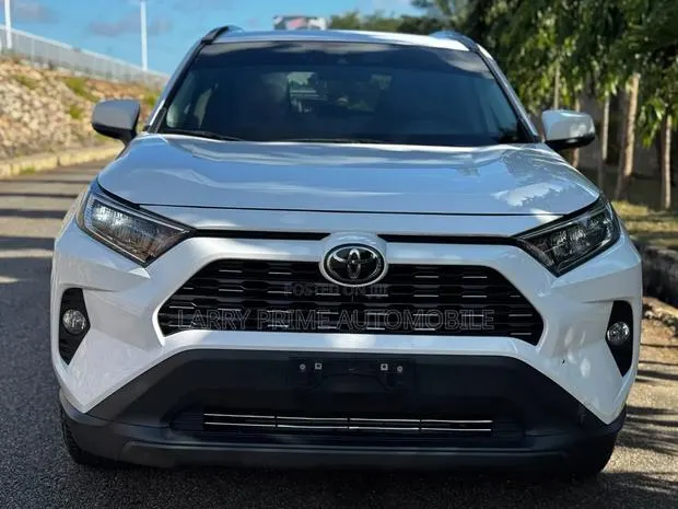 Toyota RAV4 XLE AWD 2020 White