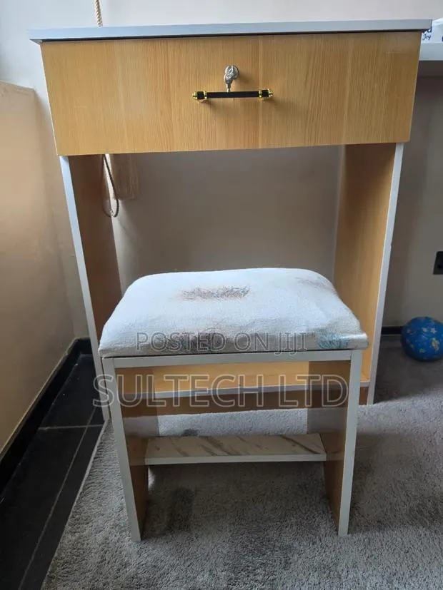 Dressing Table and Chair · Photo 1