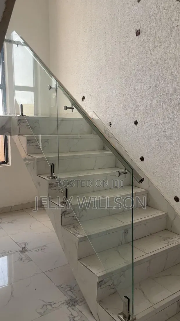 Nice Freamless Staircase · Photo 1