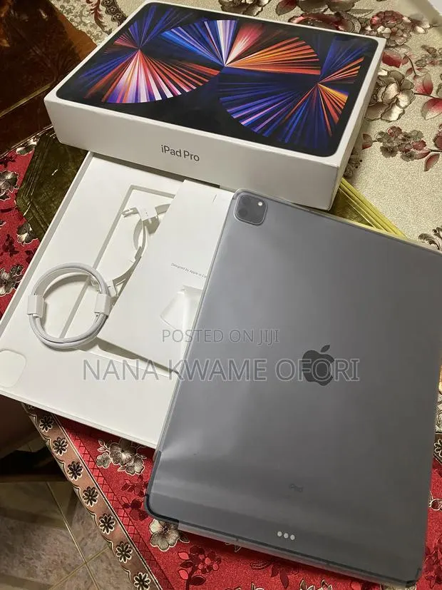 Apple iPad Pro 12.9 (2022) 256 GB Gray · Photo 1