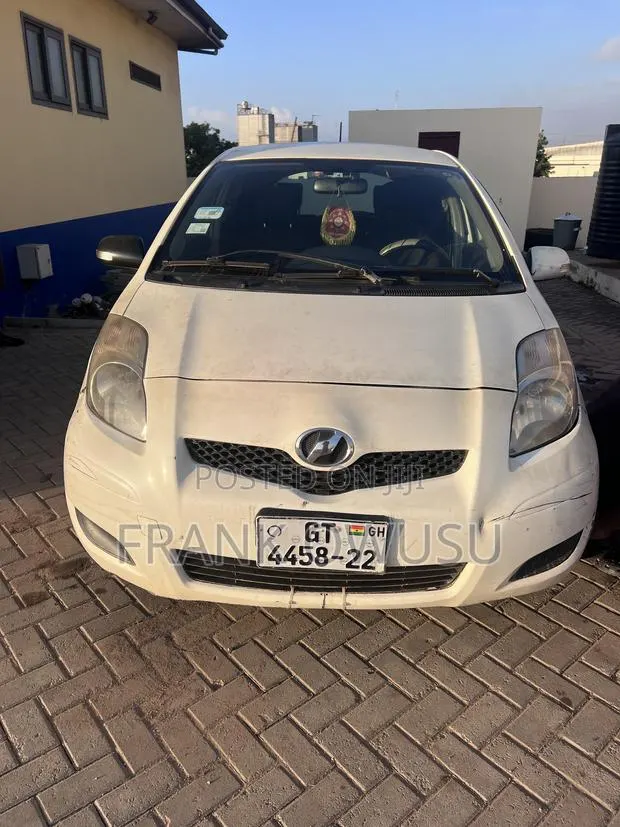 Toyota Vitz 1.3 AWD 3dr 2010 White · Photo 1