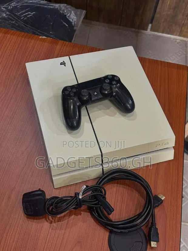 Sony PlayStation 4 Standard (500GB White Colour) · Photo 1