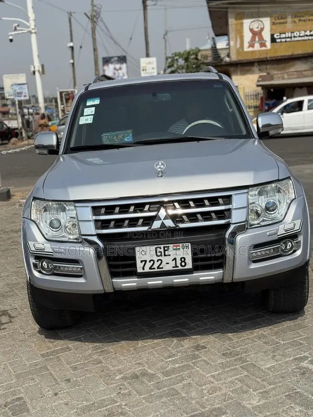 Mitsubishi Pajero 2011 Silver · Photo 1