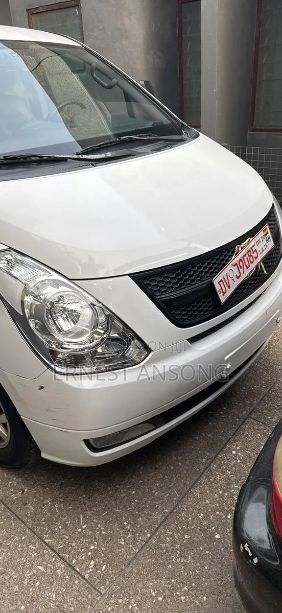 Hyundai Starex 2017 White · Photo 1