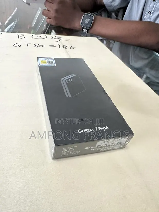 New Samsung Galaxy Z Flip6 256 GB Silver · Photo 1